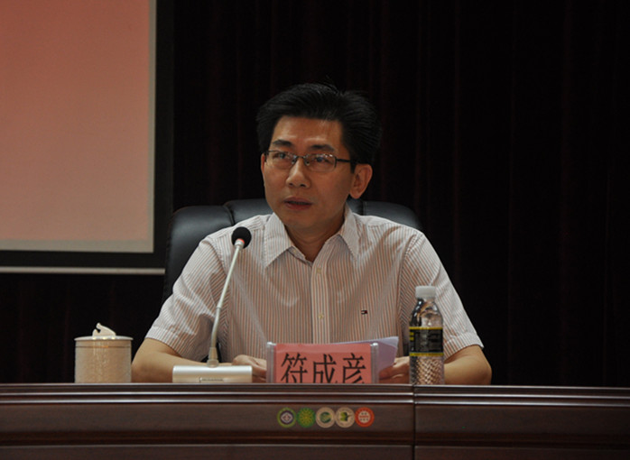 符成彦副校长主持典礼_副本.jpg