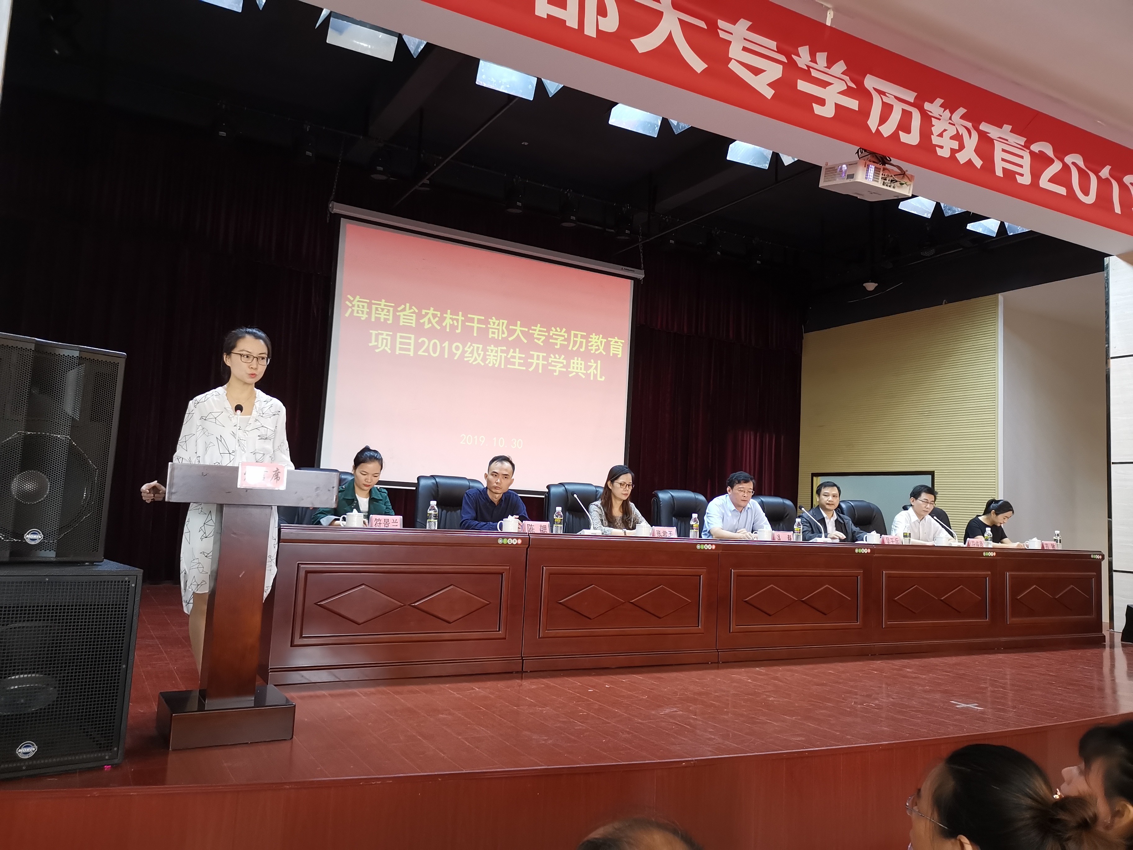 优秀青年教师代表张岳老师发言.jpg