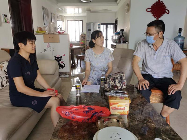退休党总支工作人员看望退休党员魏启超同志_副本.jpg