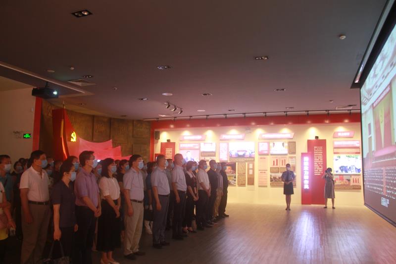 全体听讲解.jpg