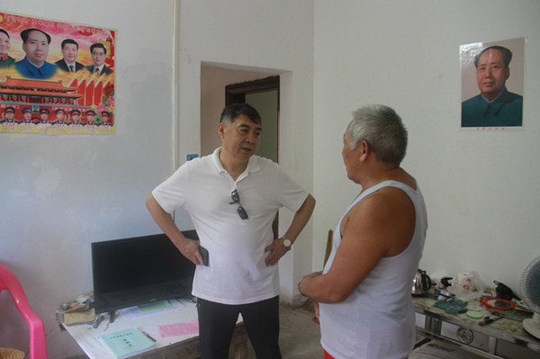 3.调研组组长刘杰询问贫困户生活情况_副本.jpg