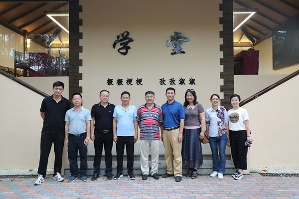8.调研组一行与陪同调研工作人员合影_副本.jpg