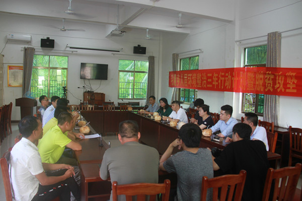 2.调研组在五指山市毛道镇毛道村与当地基层干部座谈_副本.jpg