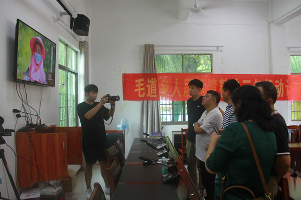 4.调研组一行了解电视夜校工作情况_副本.jpg